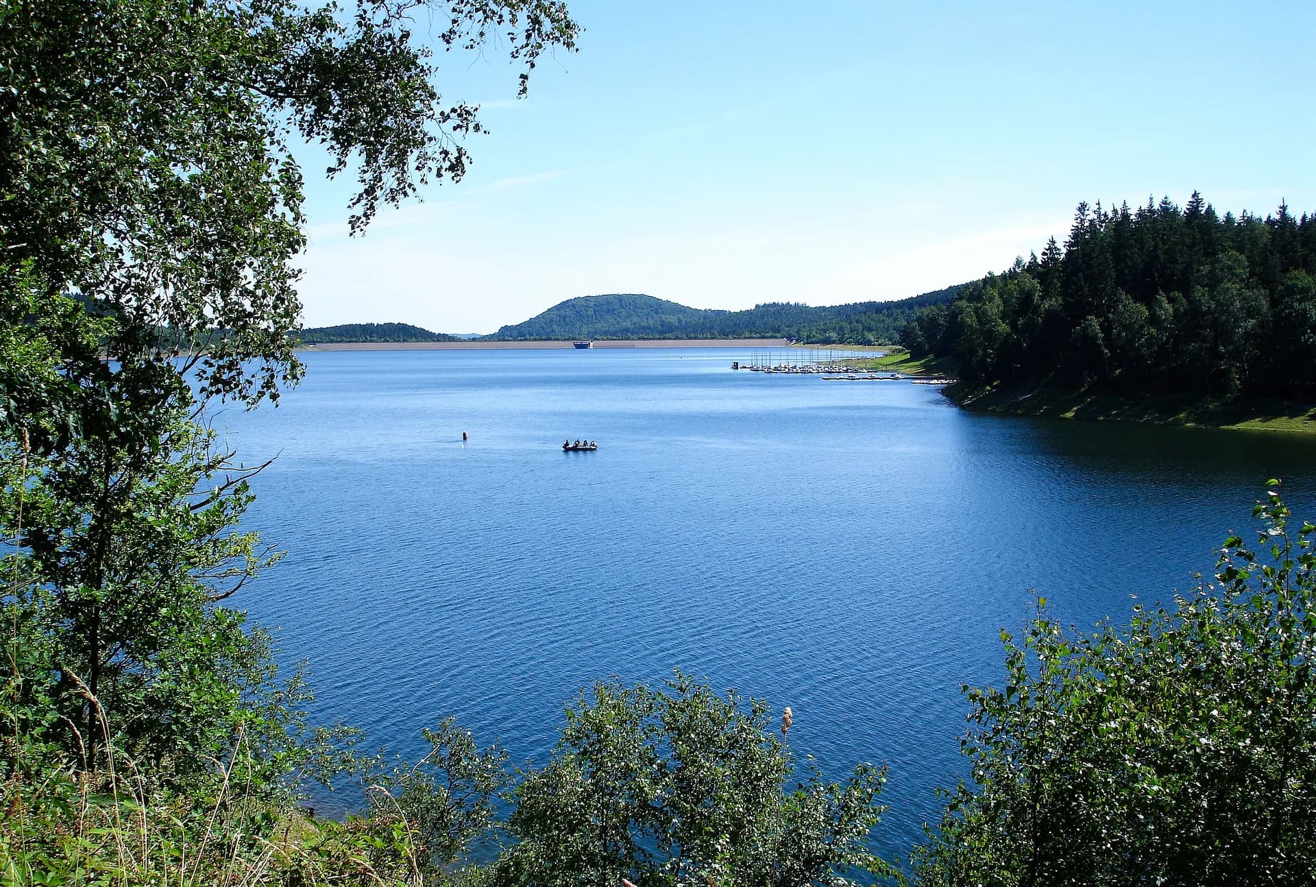 Innerstetalsperre bei Langelsheim: blauer See vor bewaldeten Harzbergen